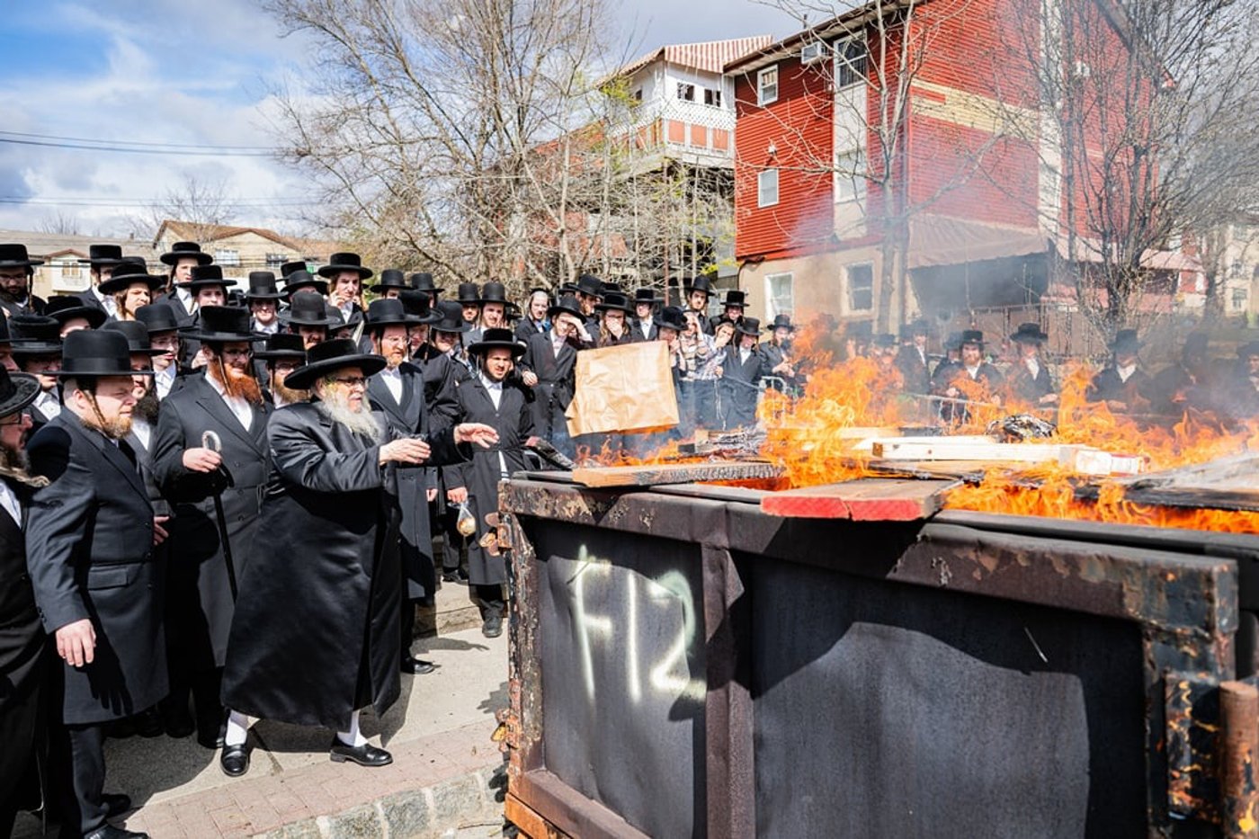 האדמו"ר מסאטמר בשריפת חמץ