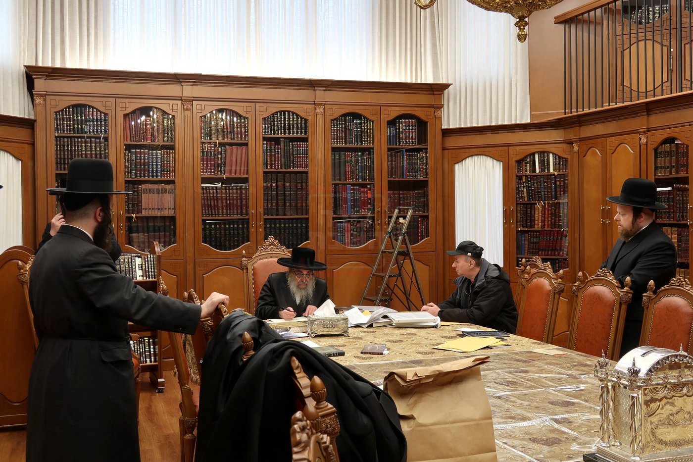 האדמו"ר מסאטמר במכירת חמץ