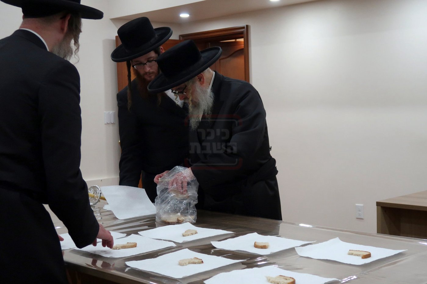 האדמו"ר מסאטמר בבדיקת חמץ