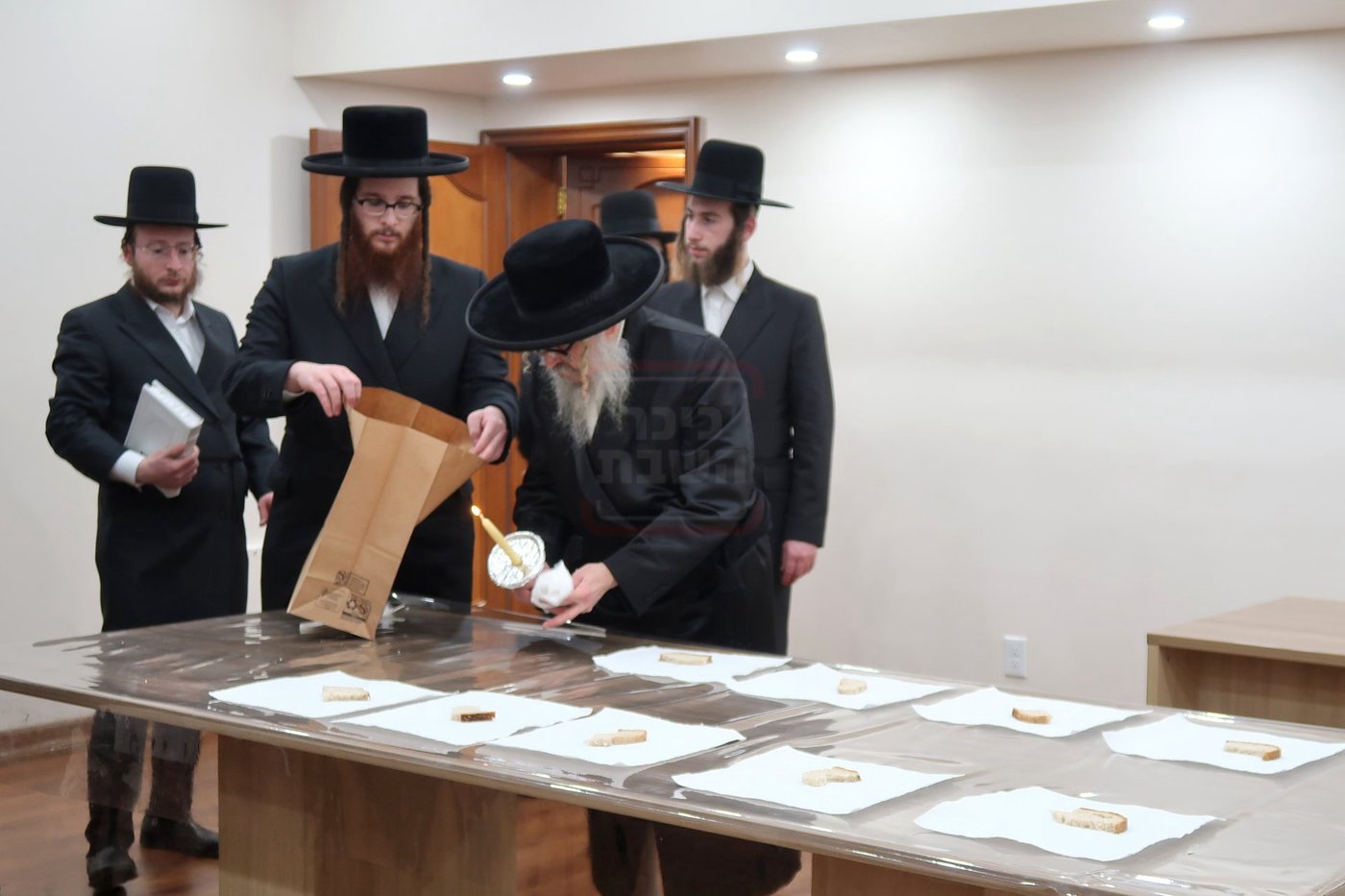 האדמו"ר מסאטמר בבדיקת חמץ