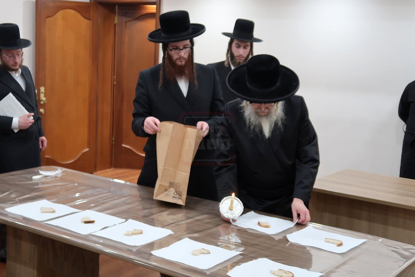 האדמו"ר מסאטמר בבדיקת חמץ