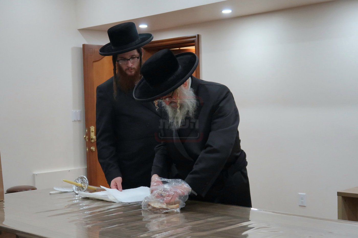 האדמו"ר מסאטמר בבדיקת חמץ