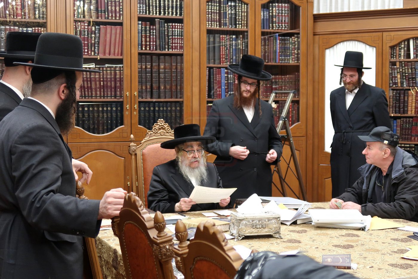 האדמו"ר מסאטמר במכירת חמץ