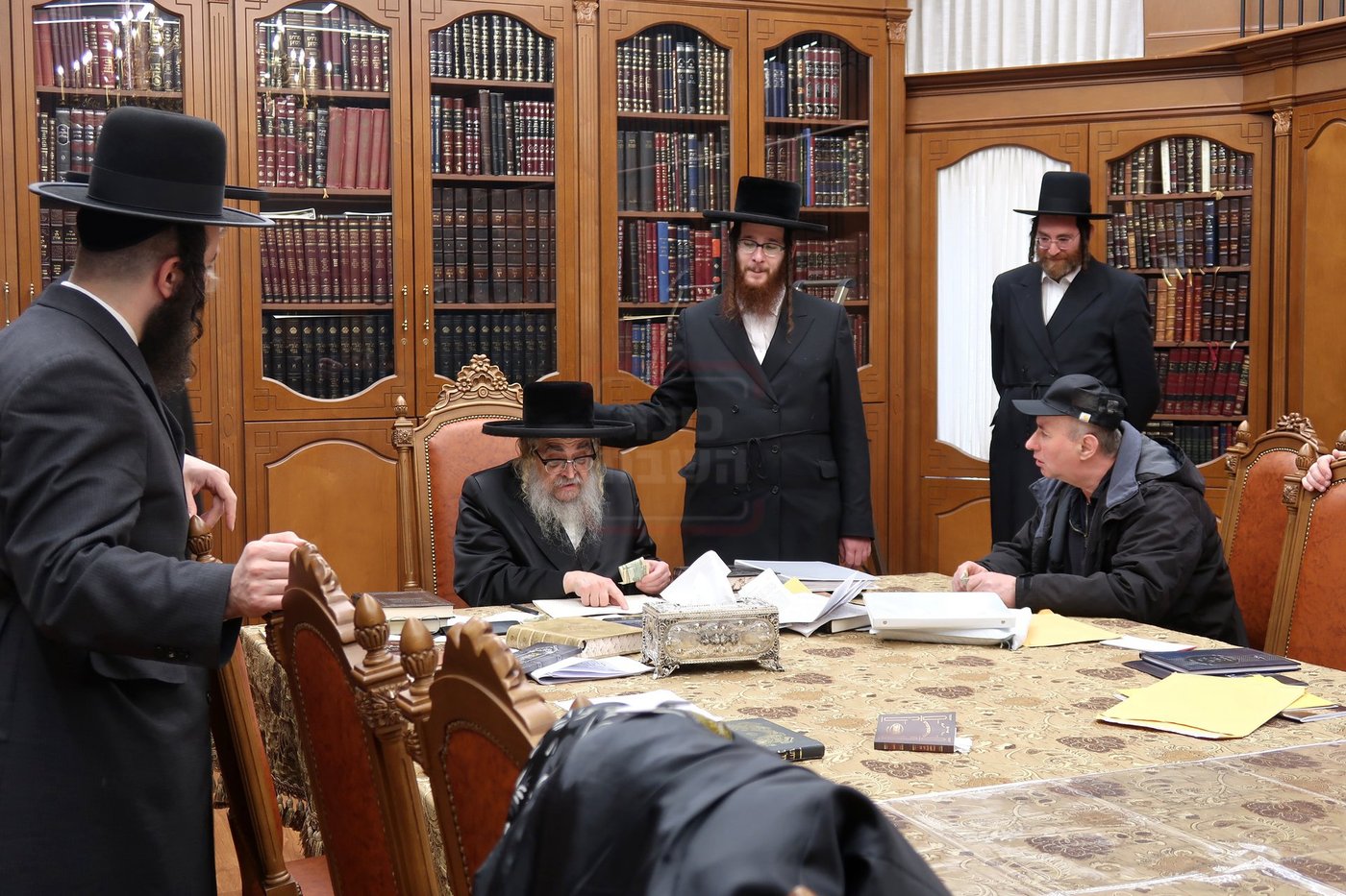 האדמו"ר מסאטמר במכירת חמץ