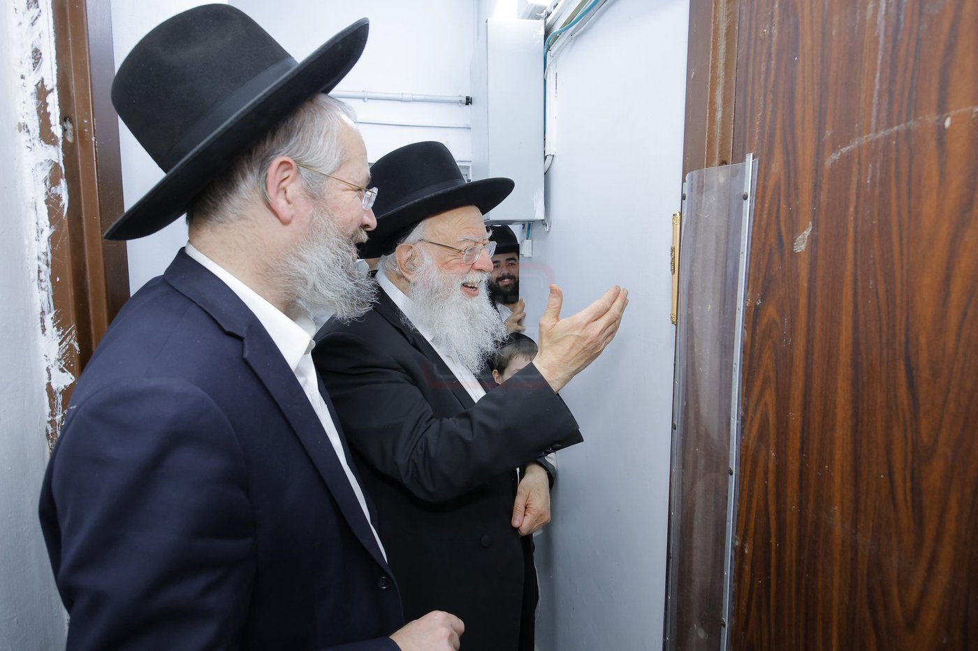 הגאון רבי דוד מילר בקביעת מזוזה להיכל התורה "זכרון משה" 