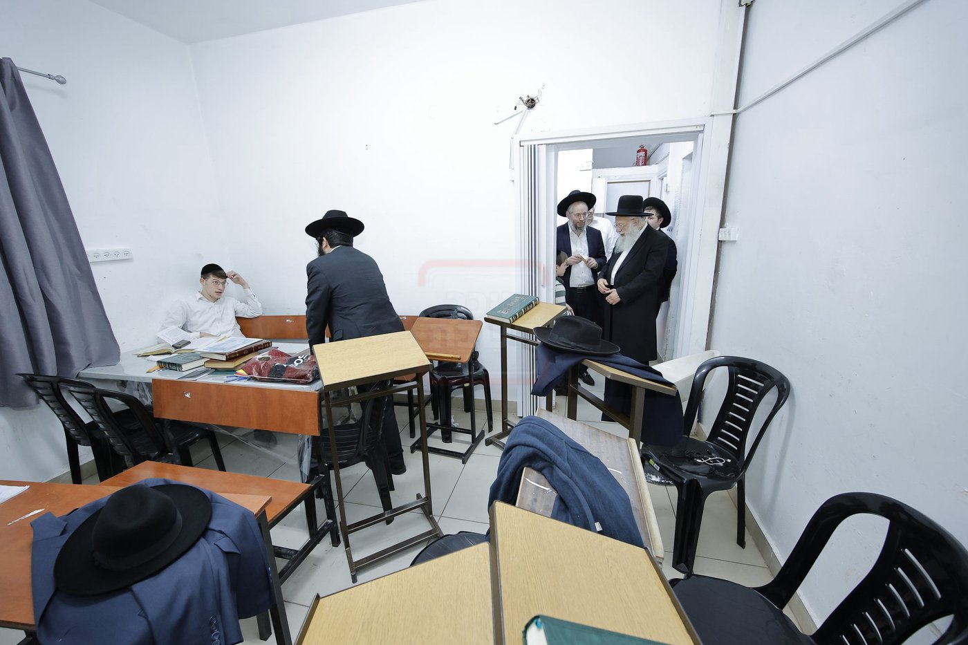 הגאון רבי דוד מילר בקביעת מזוזה להיכל התורה "זכרון משה" 