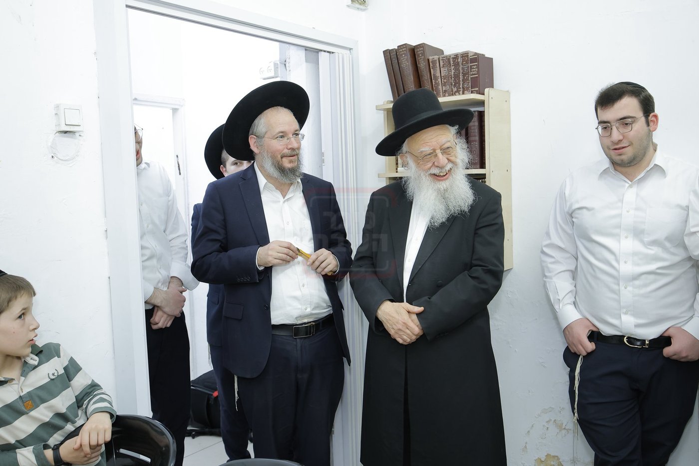 הגאון רבי דוד מילר בקביעת מזוזה להיכל התורה "זכרון משה" 