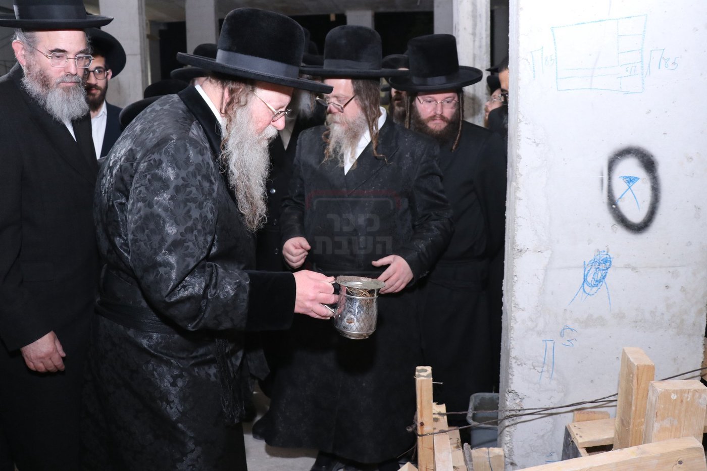 מעמד יציקת הבורות בקוזמיר 