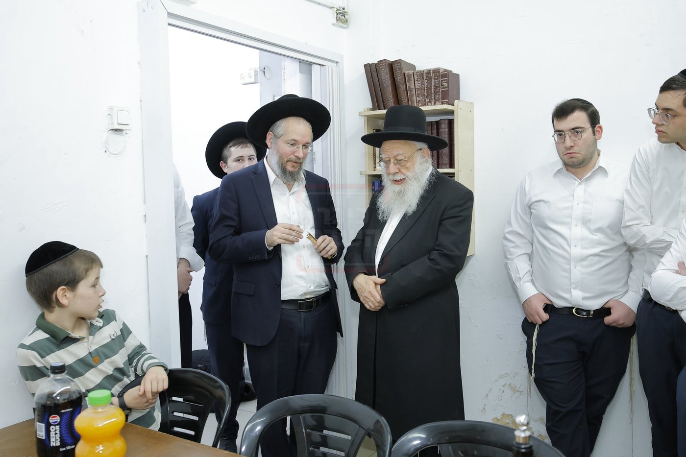 הגאון רבי דוד מילר בקביעת מזוזה להיכל התורה "זכרון משה" 