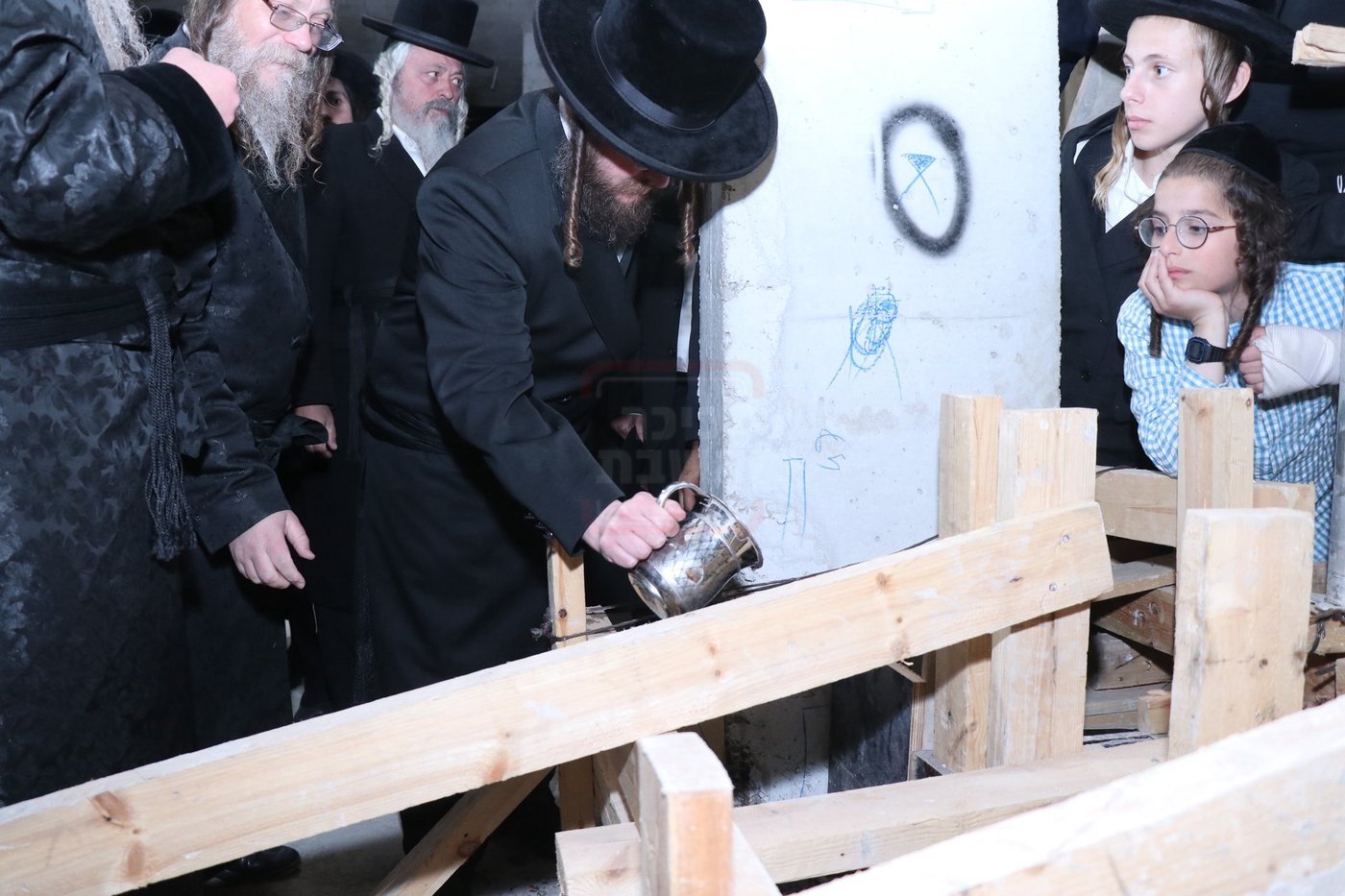 מעמד יציקת הבורות בקוזמיר 