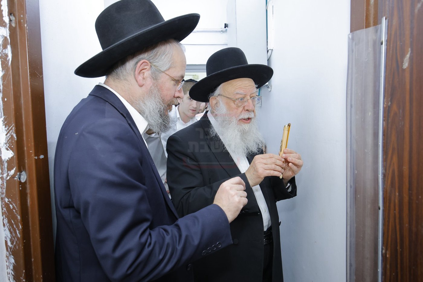 הגאון רבי דוד מילר בקביעת מזוזה להיכל התורה "זכרון משה" 