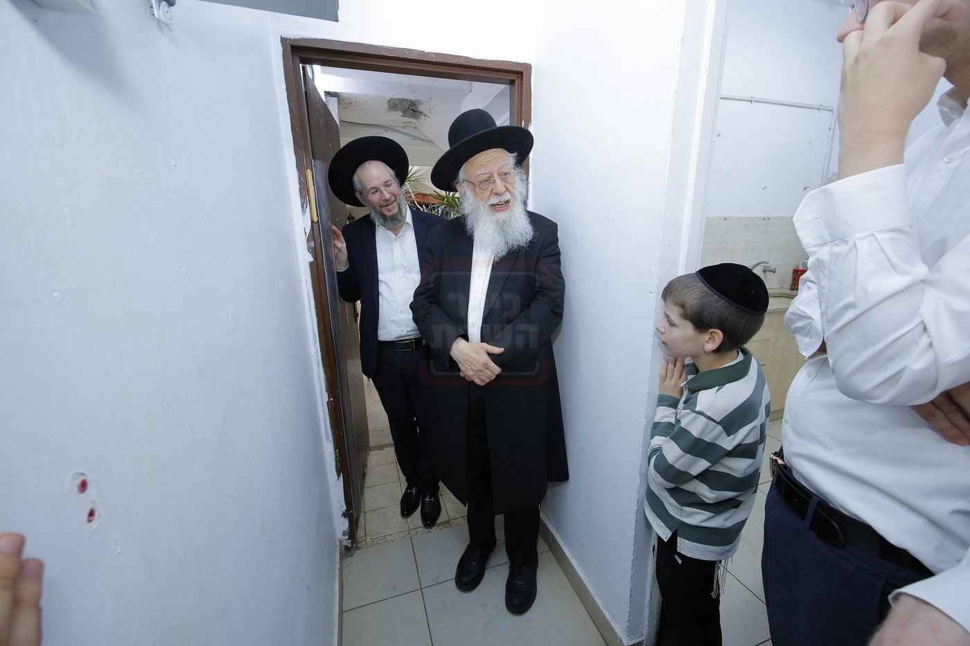 הגאון רבי דוד מילר בקביעת מזוזה להיכל התורה "זכרון משה" 