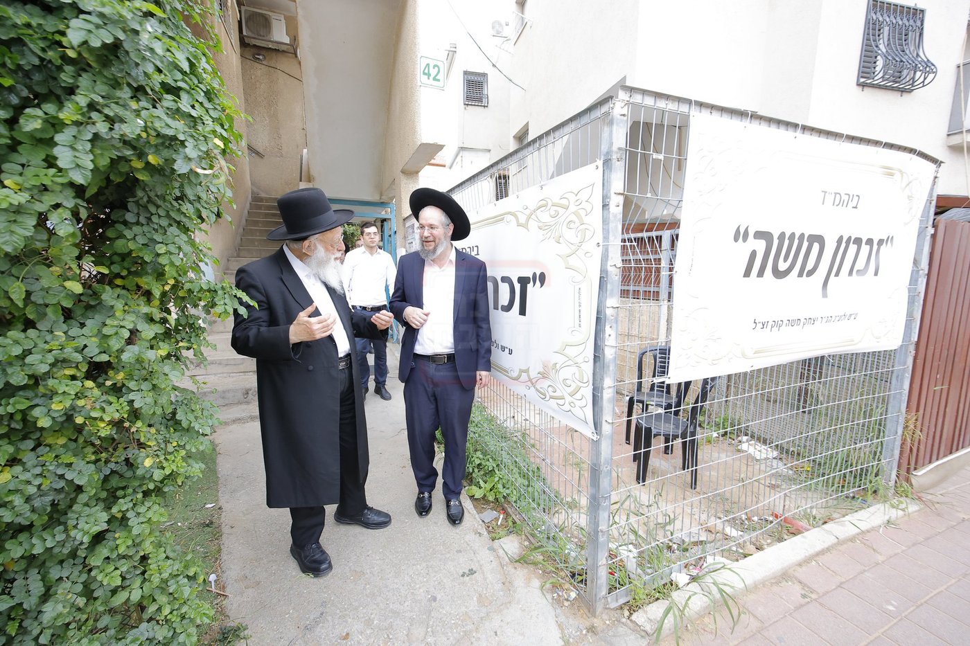 הגאון רבי דוד מילר בקביעת מזוזה להיכל התורה "זכרון משה" 