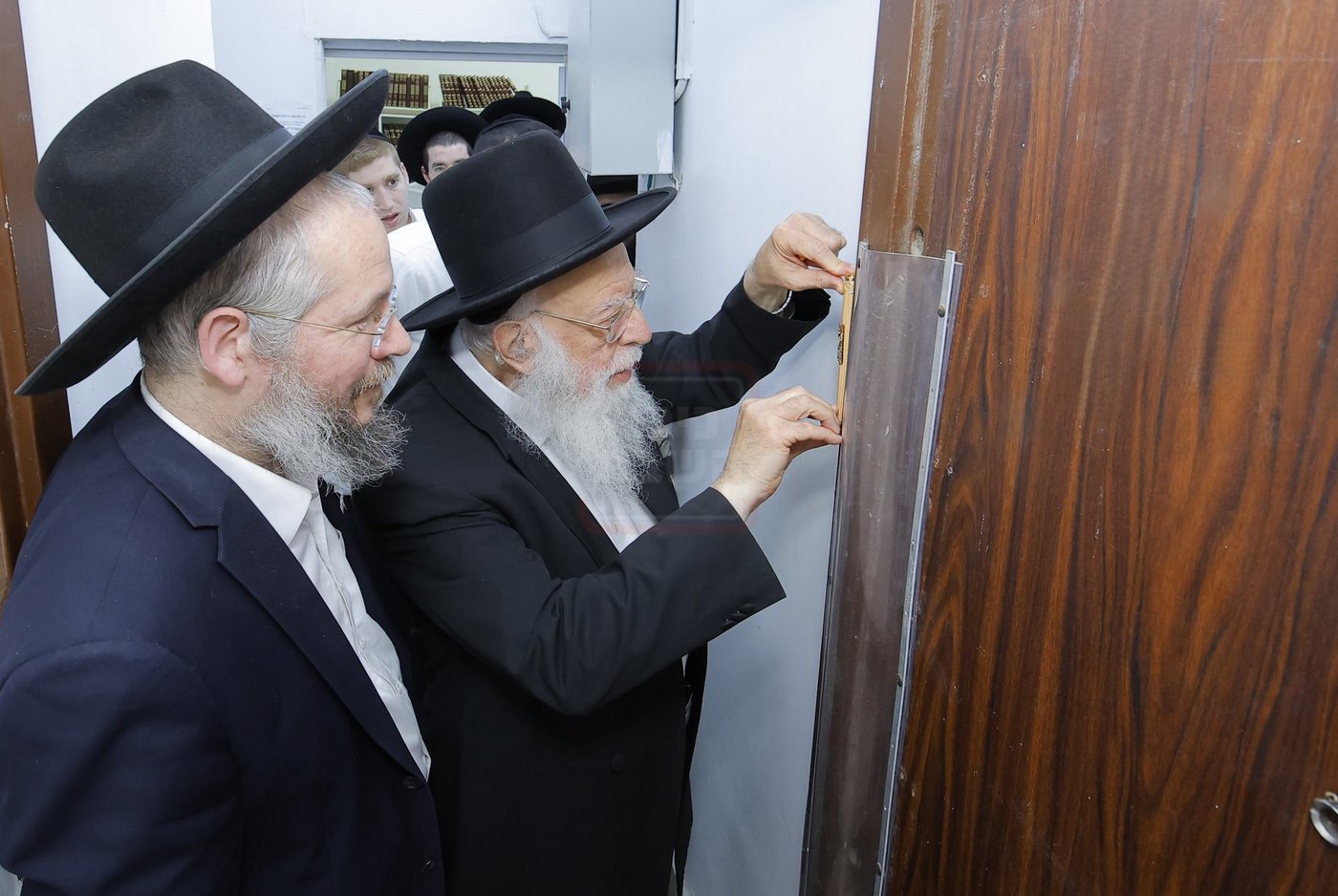 הגאון רבי דוד מילר בקביעת מזוזה להיכל התורה "זכרון משה" 