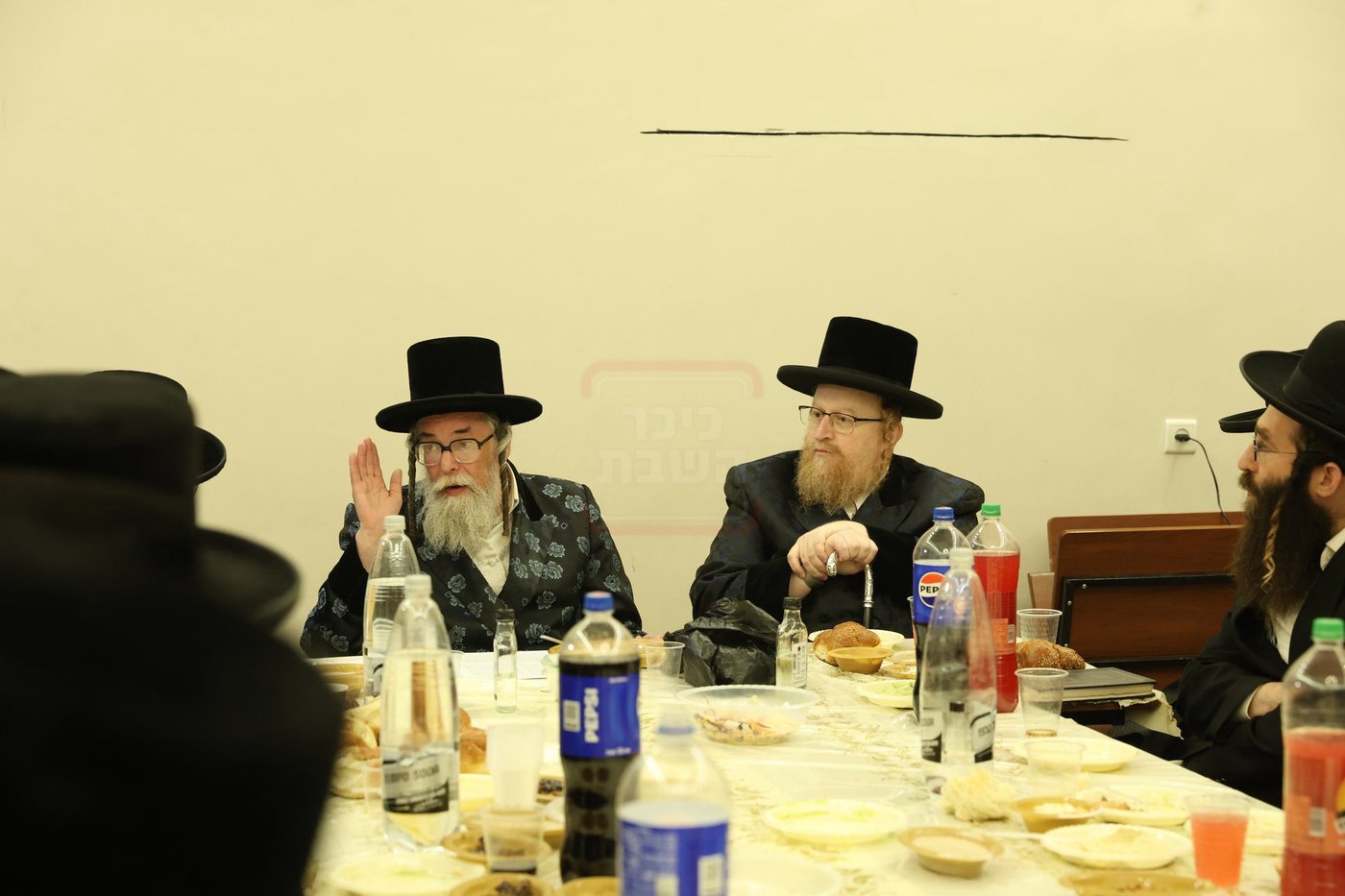 האדמו"ר מליזענסק טבריה יחד עם האדמו"ר מראזלא בהילולת הרה"ק מקרעסטיר