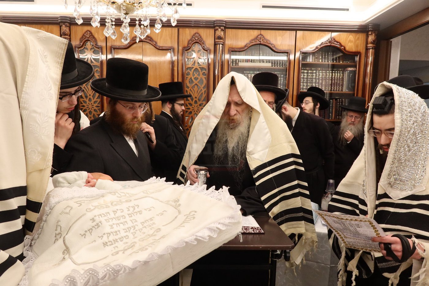 שמחת הברית לצאצאם של האדמו"ר מטשארנאביל ורבי נחמן בידרמן 