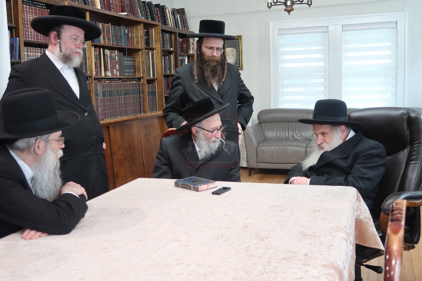 האדמו"ר מקהל חסידי ירושלים אצל ראשי ישיבת לייקווד