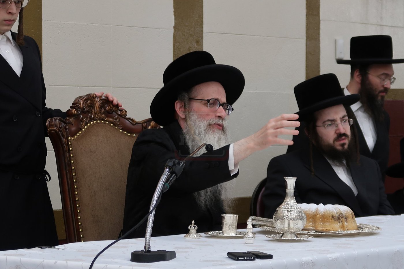 פתיחת הזמן בצאנז זוועהיל