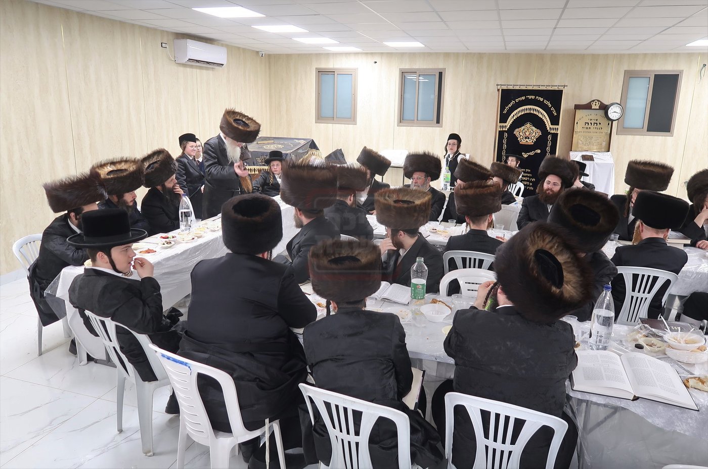 הגה"צ ר' יוסף נחמיה הירשלר במתחם הסופרים 