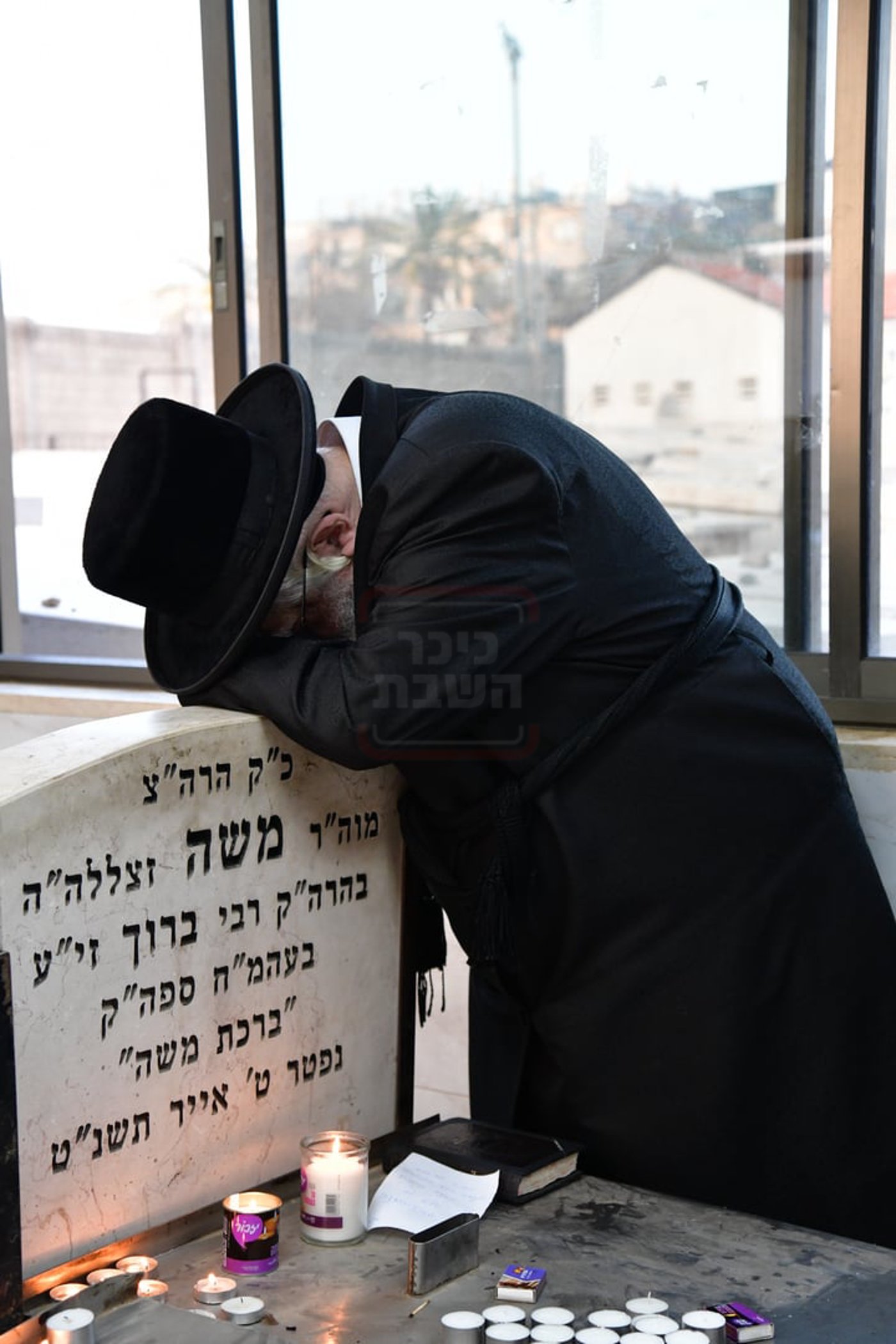 האדמו"ר משאץ ויז'ניץ בתפילה על ציון אביו זצ"ל