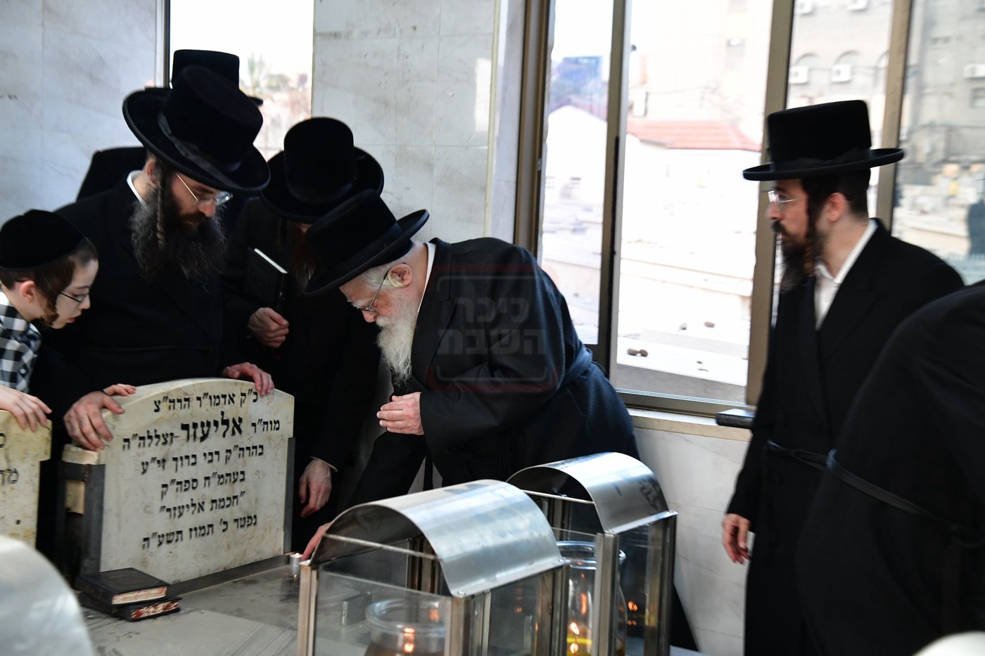 האדמו"ר משאץ ויז'ניץ בתפילה על ציון אביו זצ"ל