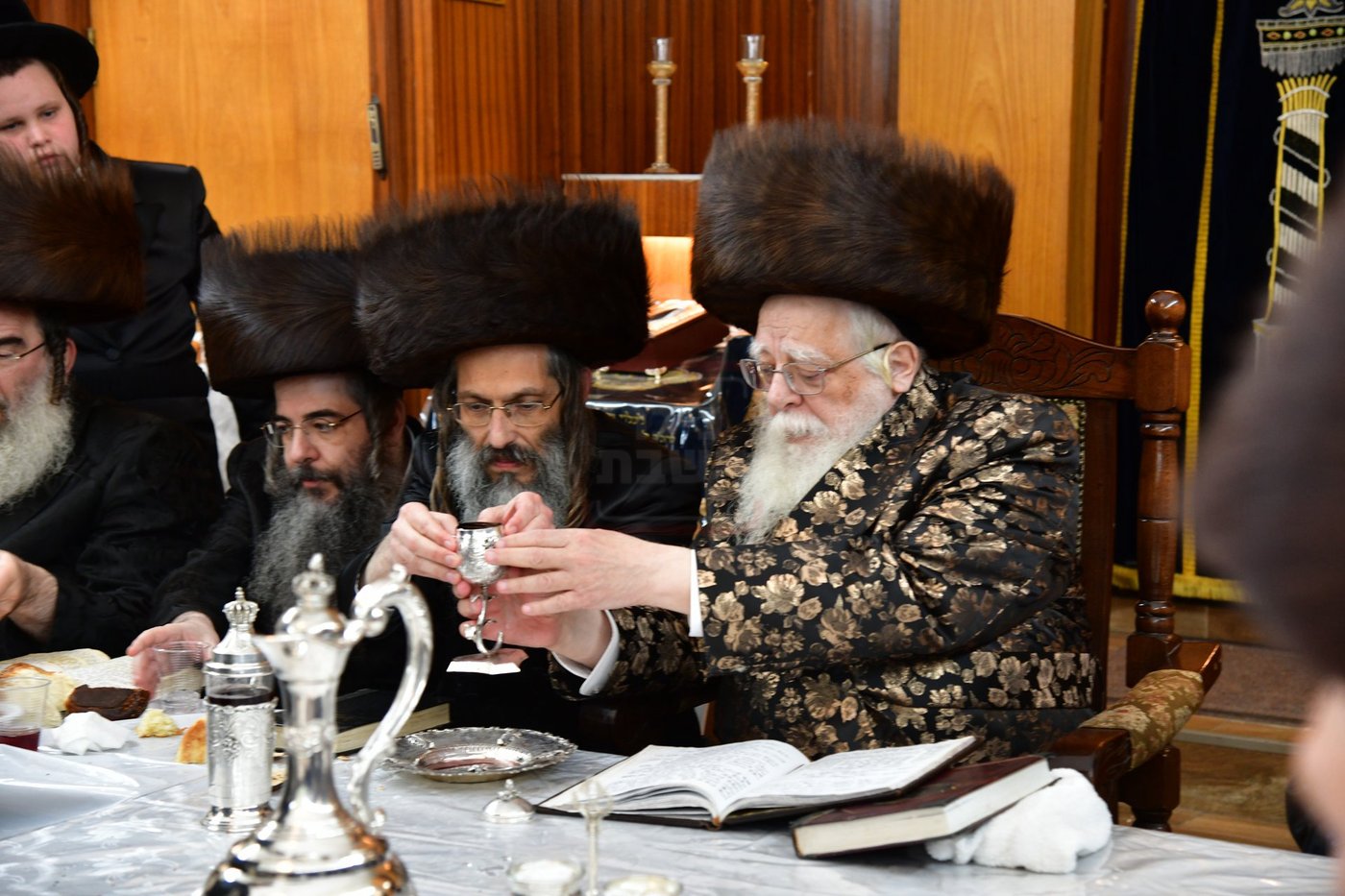 מוצאי שבת יארצייט בשאץ ויז'ניץ