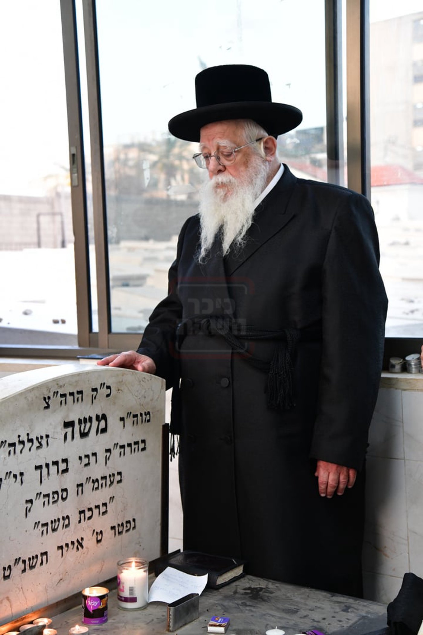 האדמו"ר משאץ ויז'ניץ בתפילה על ציון אביו זצ"ל