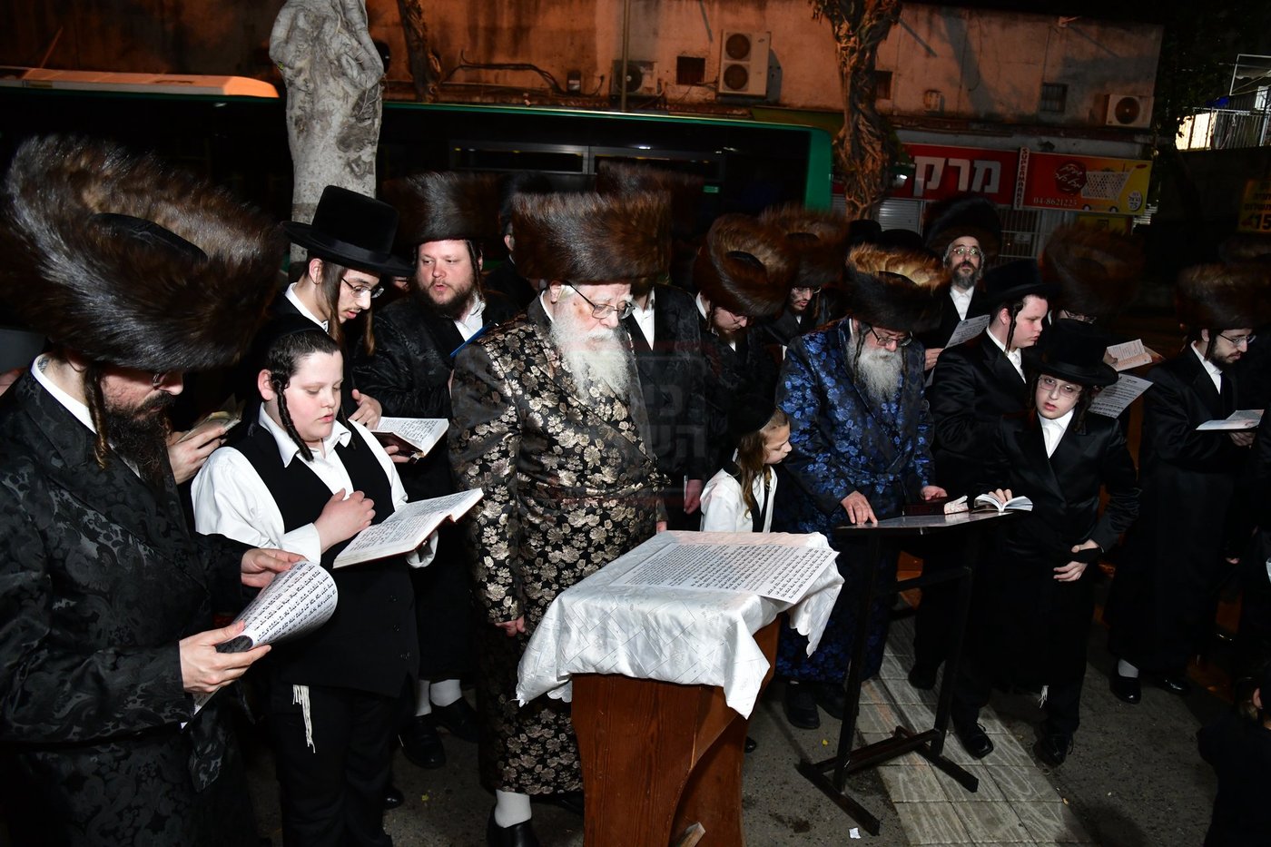 מוצאי שבת יארצייט בשאץ ויז'ניץ