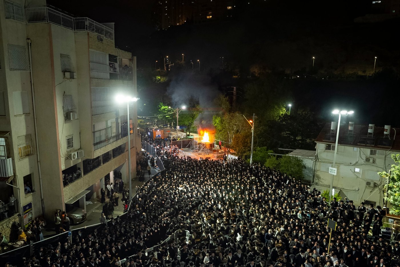 מעמד ההדלקה בחצה"ק סערט ויז'ניץ 