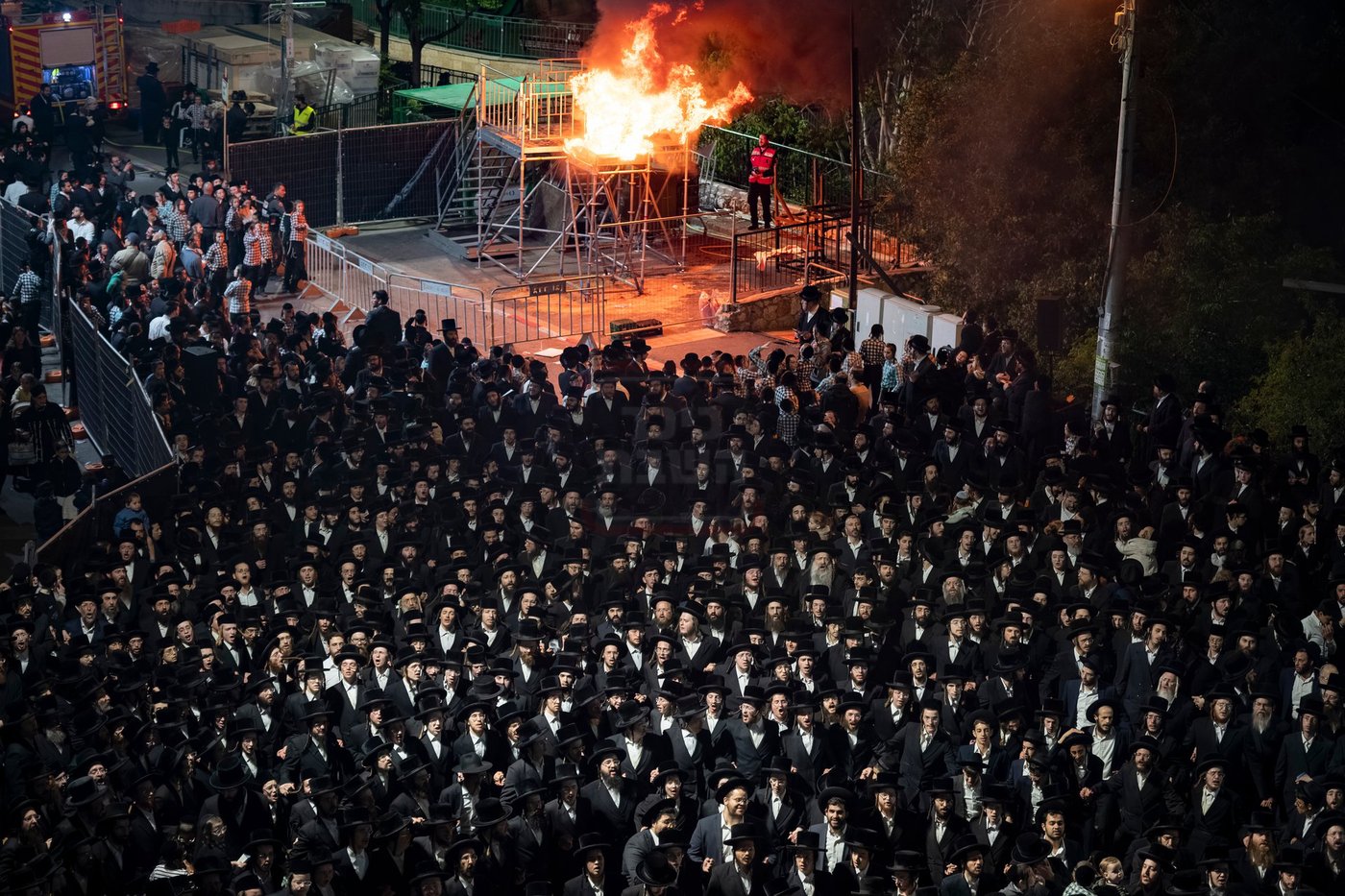 מעמד ההדלקה בחצה"ק סערט ויז'ניץ 