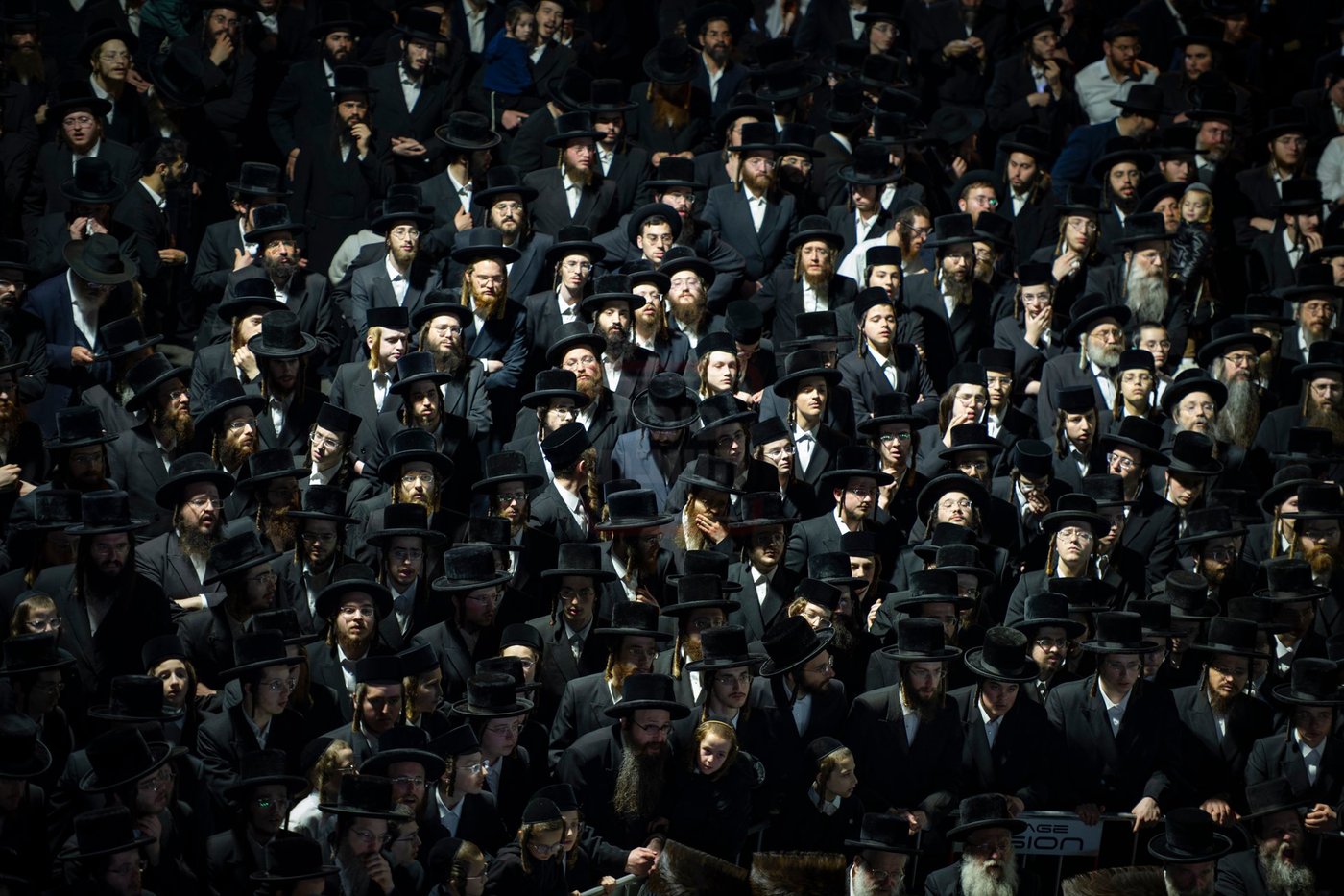 מעמד ההדלקה בחצה"ק סערט ויז'ניץ 
