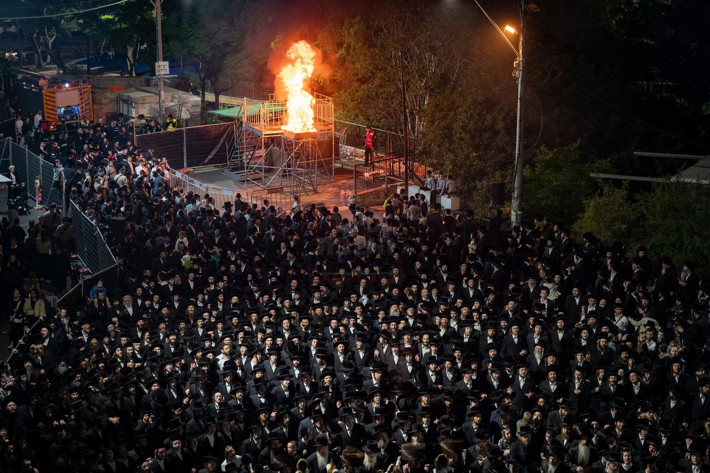 מעמד ההדלקה בחצה"ק סערט ויז'ניץ 