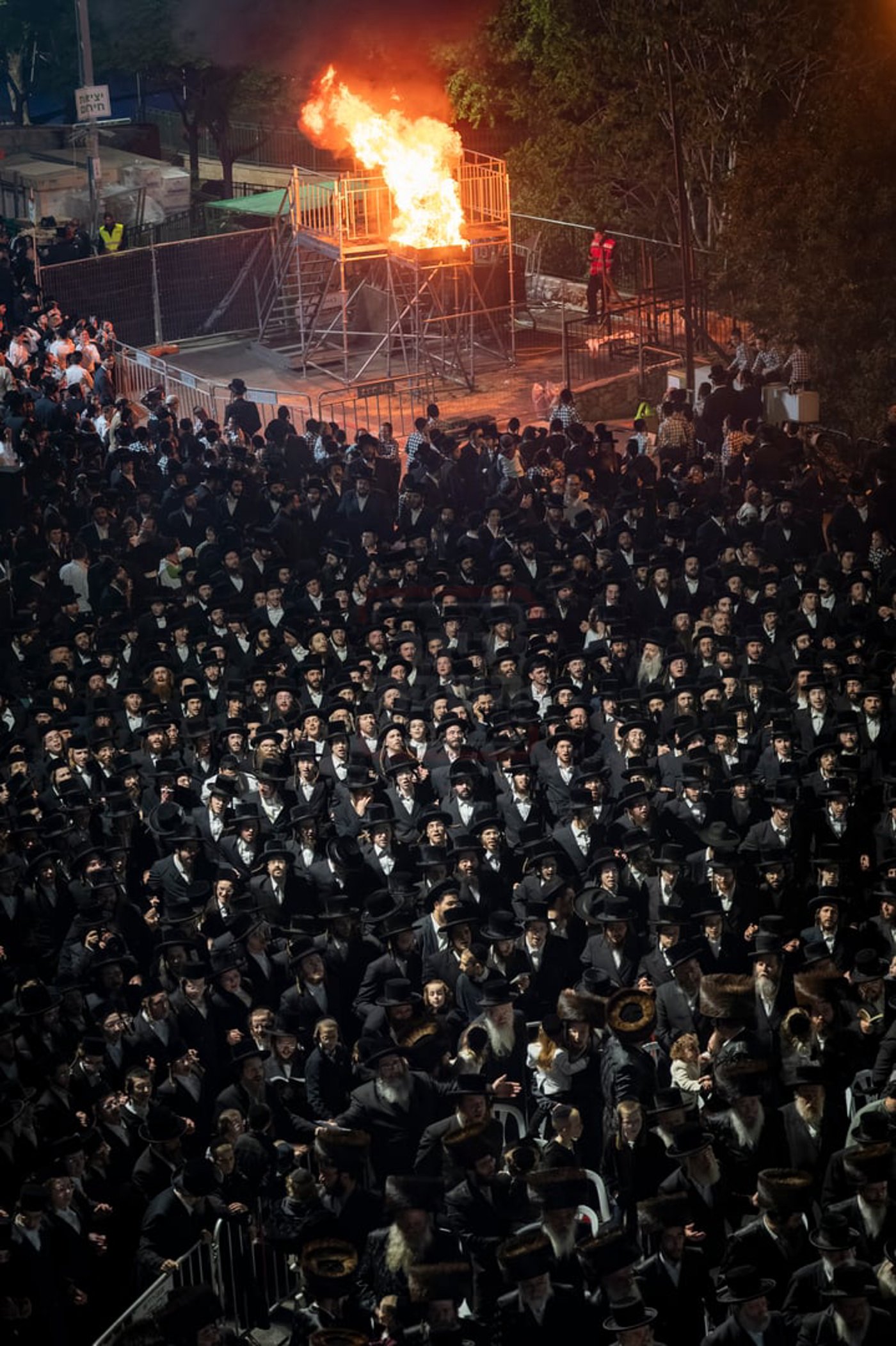 מעמד ההדלקה בחצה"ק סערט ויז'ניץ 