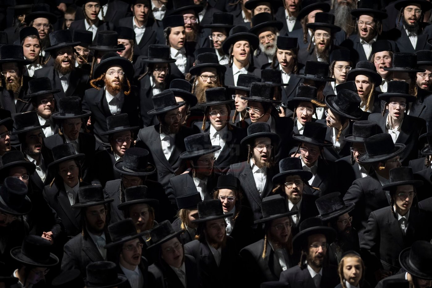 מעמד ההדלקה בחצה"ק סערט ויז'ניץ 