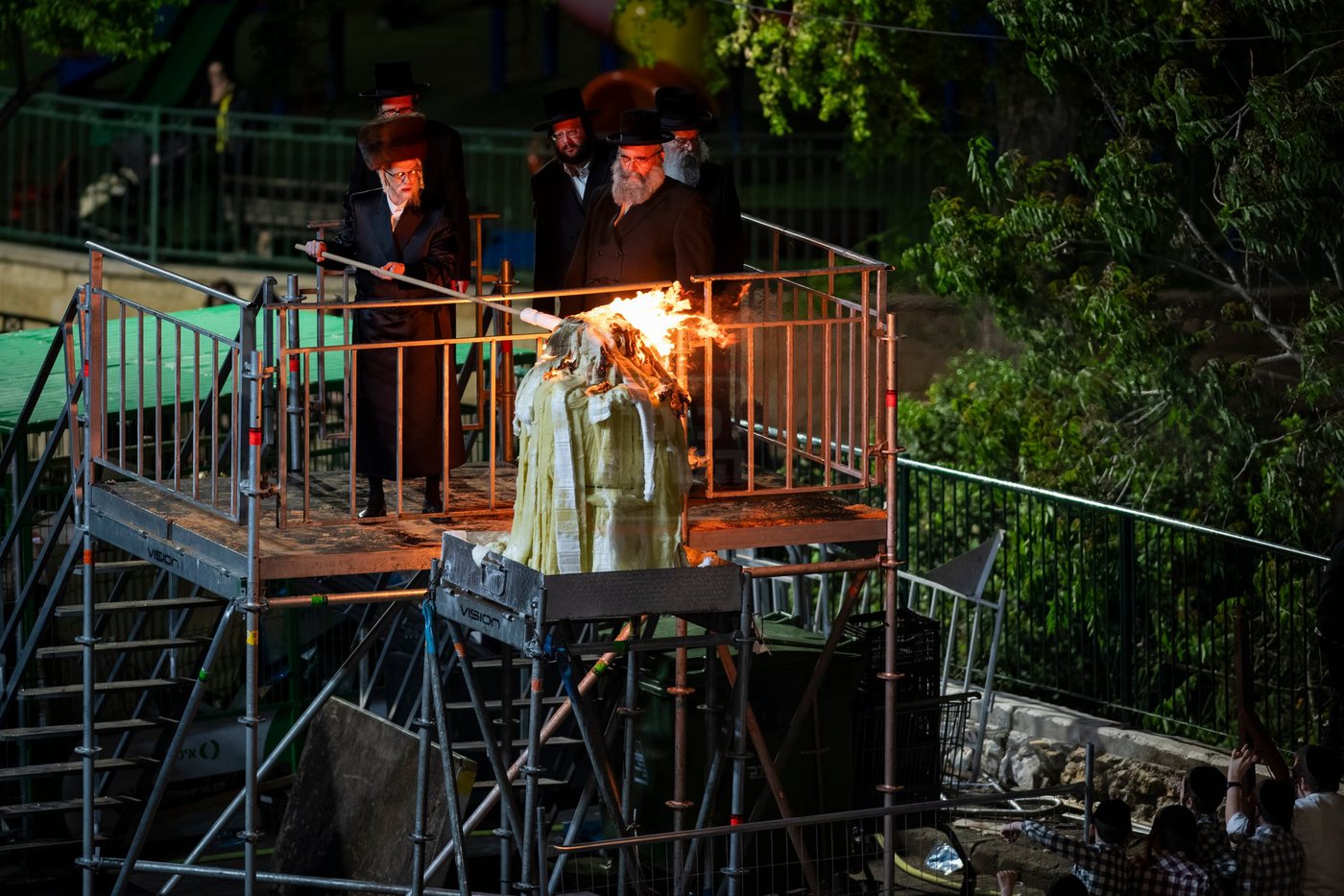 מעמד ההדלקה בחצה"ק סערט ויז'ניץ 