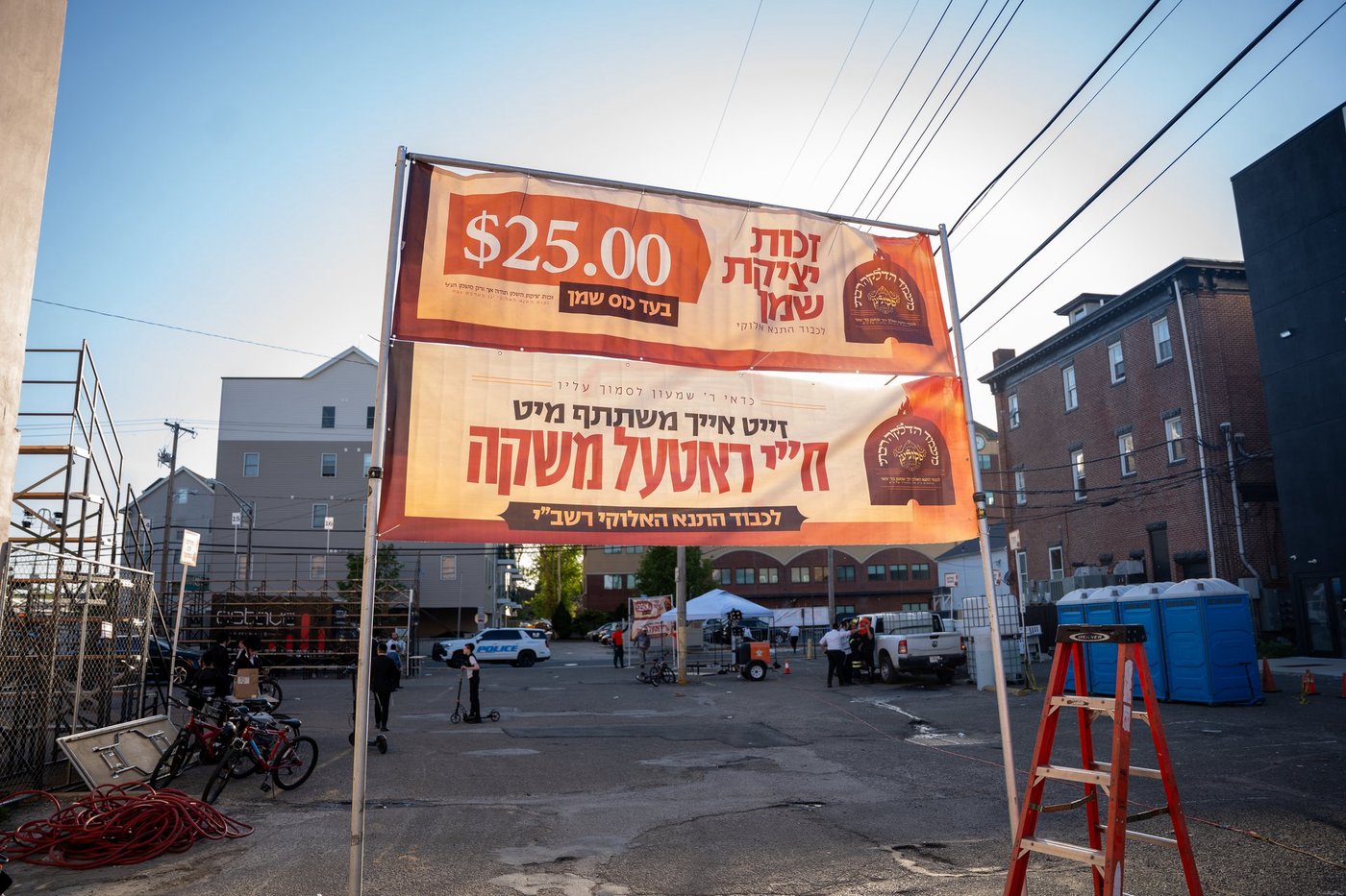 מעמד ההדלקה בחצה"ק סקולען לייקווד