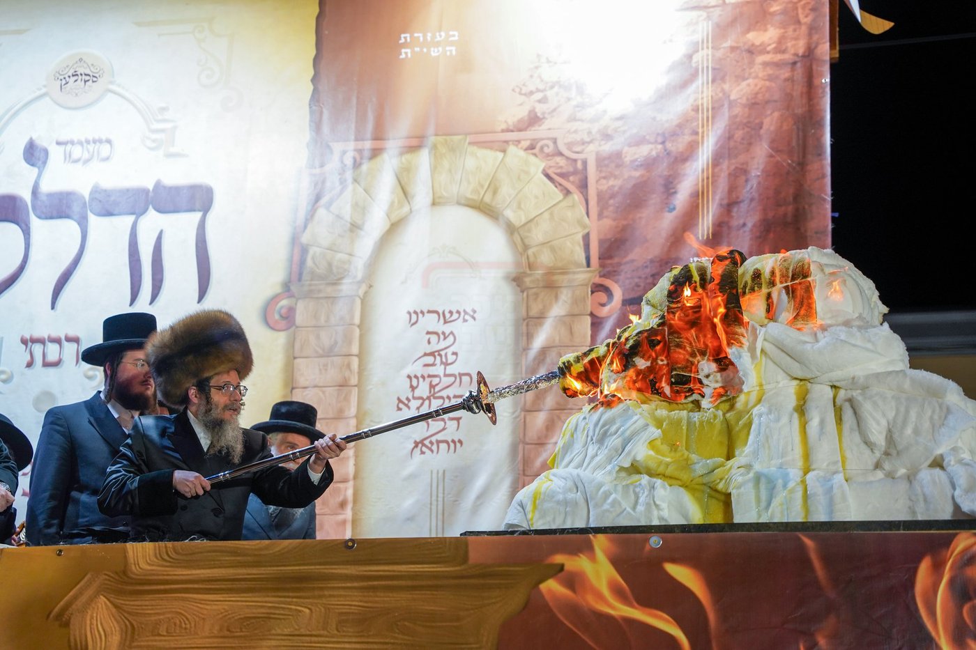 מעמד ההדלקה בחצה"ק סקולען לייקווד