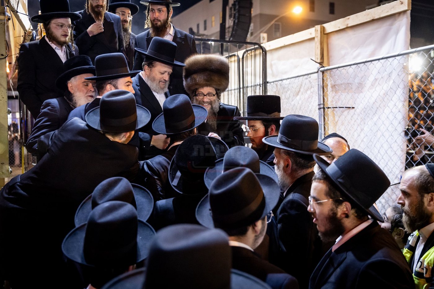 מעמד ההדלקה בחצה"ק סקולען לייקווד