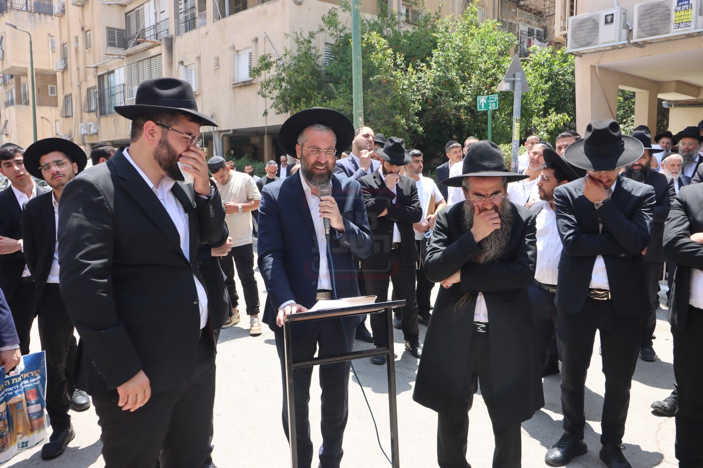 מסע הלווית הגאון רבי משה צרף זצ"ל