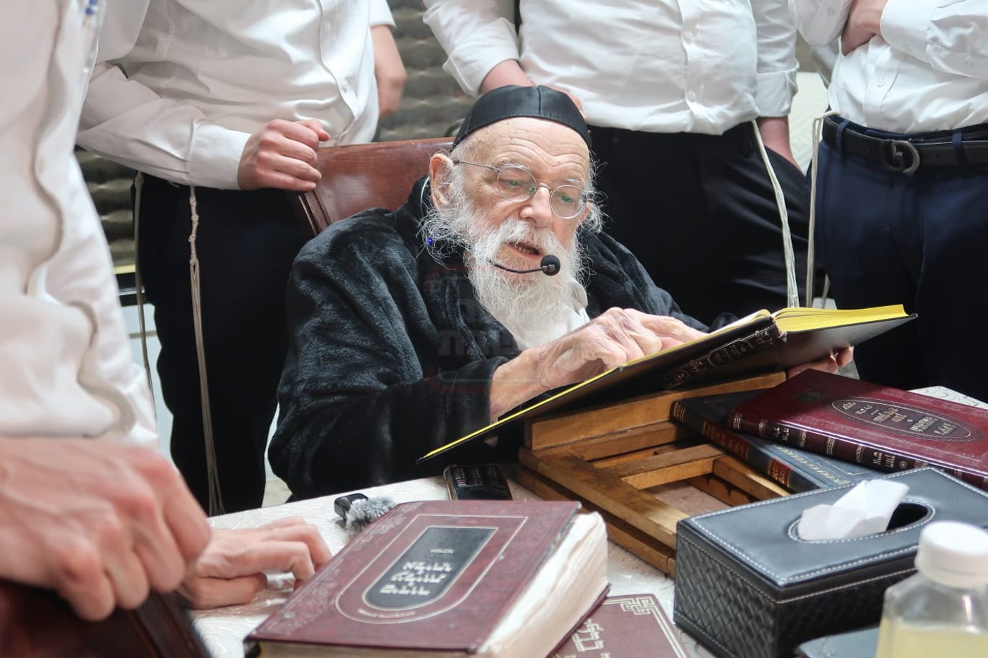 הגאון רבי מאיר גריינמן במסירת שיעור