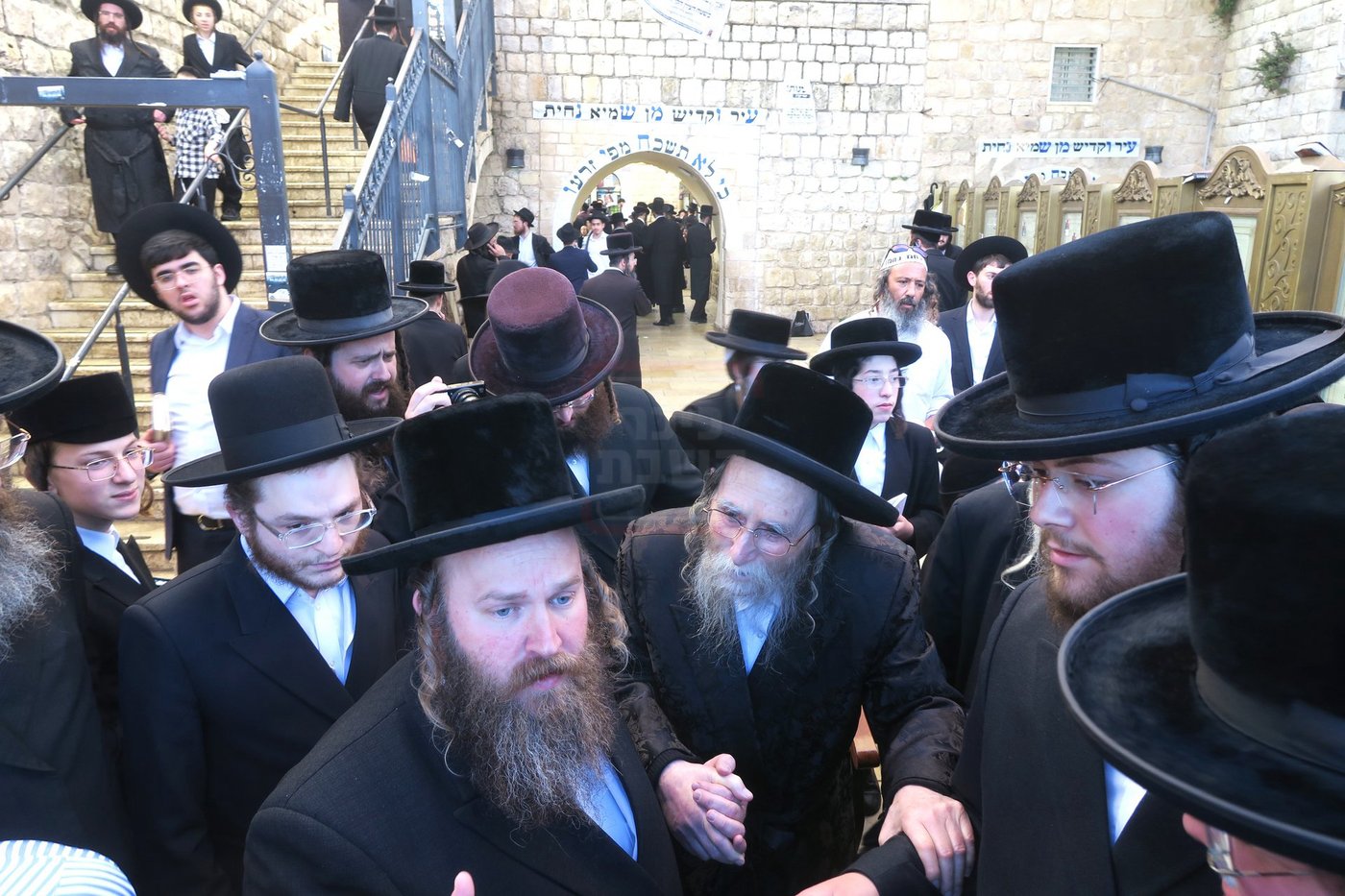 אדמו"רים ורבנים במירון לאחר ל"ג בעומר