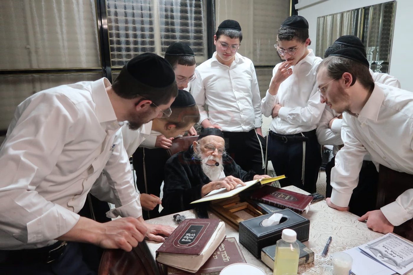 הגאון רבי מאיר גריינמן במסירת שיעור