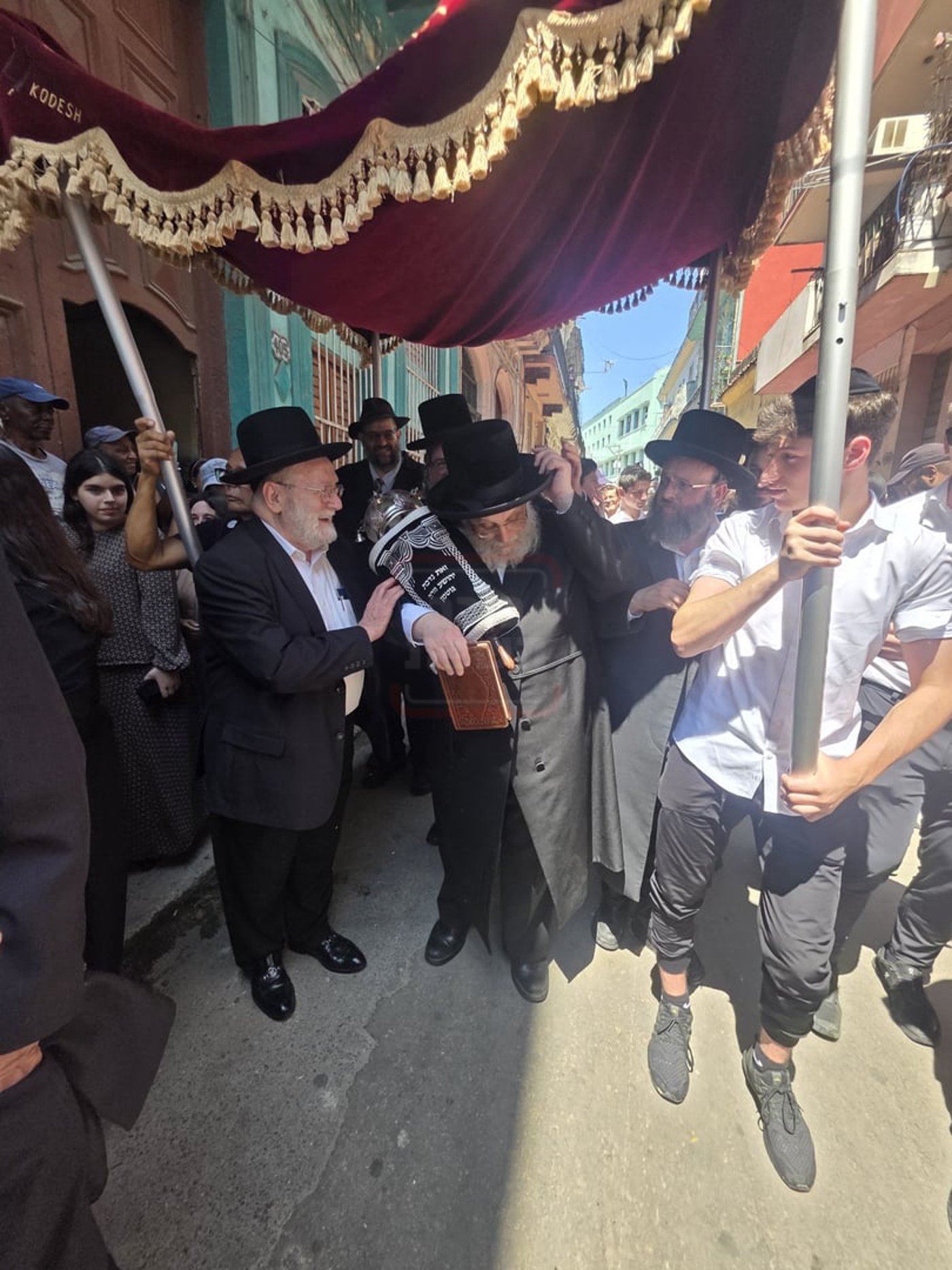 הכנסת ספר תורה בקובה