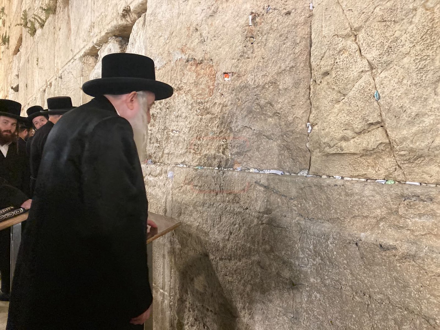 האדמו"ר ממכנובקא בעלזא בכותל המערבי