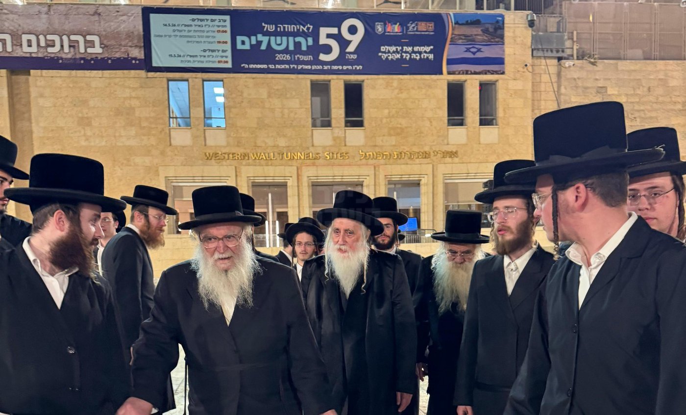 האדמו"ר ממכנובקא בעלזא בכותל המערבי