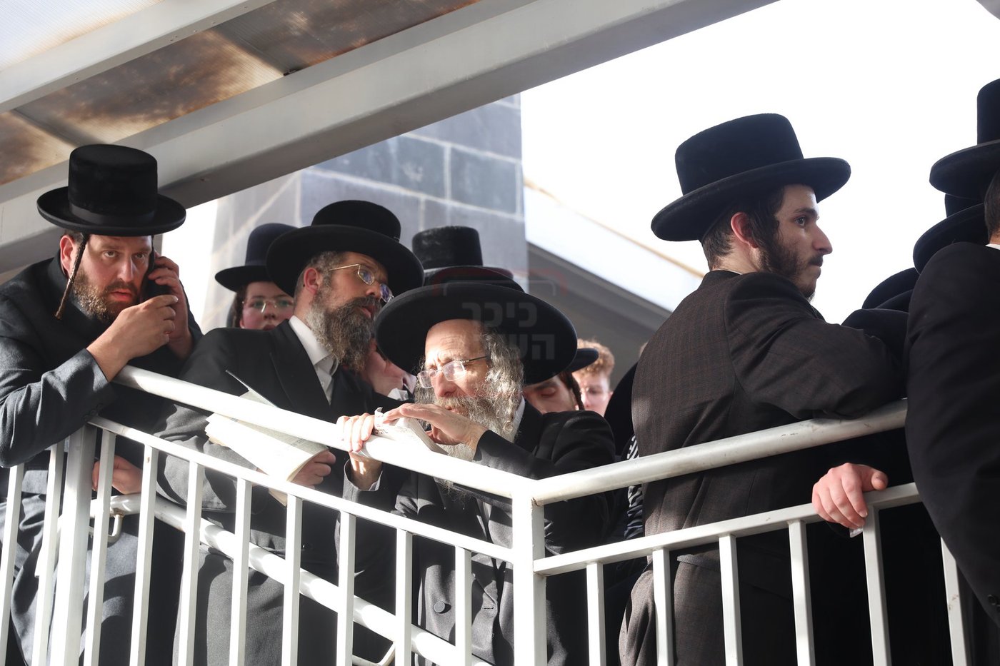 הגה"צ רבי אלימלך בידרמן בתפילת השל"ה