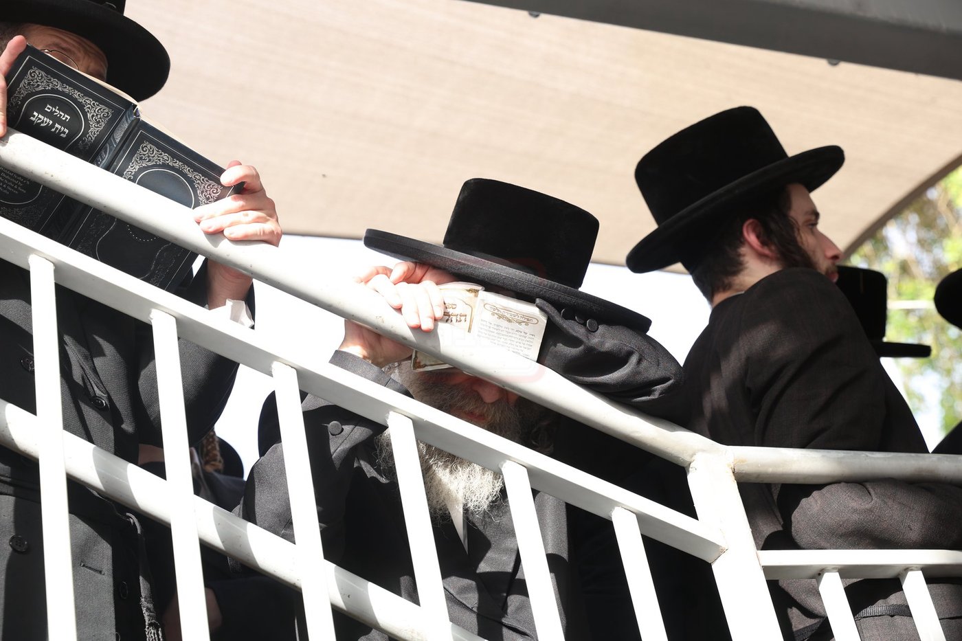 הגה"צ רבי אלימלך בידרמן בתפילת השל"ה
