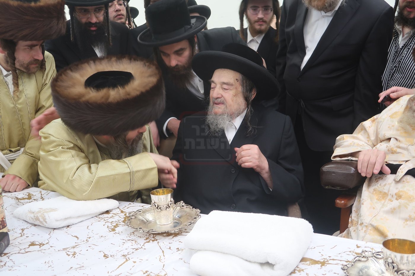 הגה"צ רבי יעקב מאיר שכטר בברית אצל האדמו"ר מתולדות אברהם יצחק