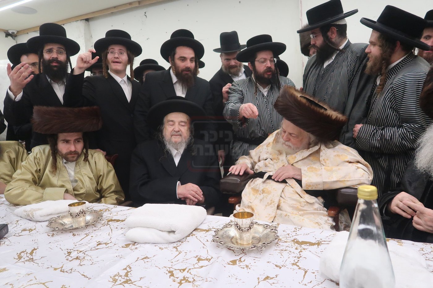 הגה"צ רבי יעקב מאיר שכטר בברית אצל האדמו"ר מתולדות אברהם יצחק
