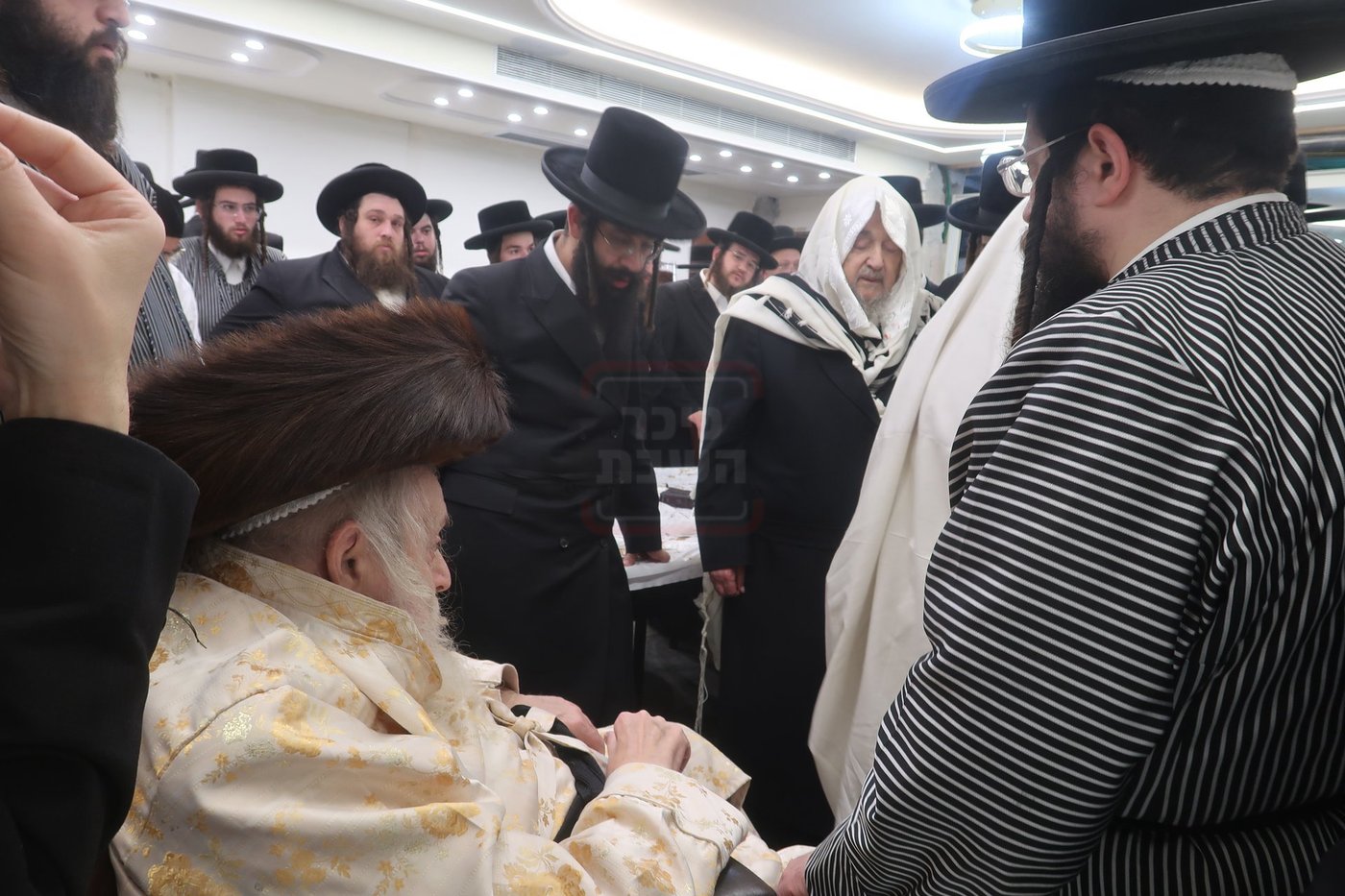 הגה"צ רבי יעקב מאיר שכטר בברית אצל האדמו"ר מתולדות אברהם יצחק